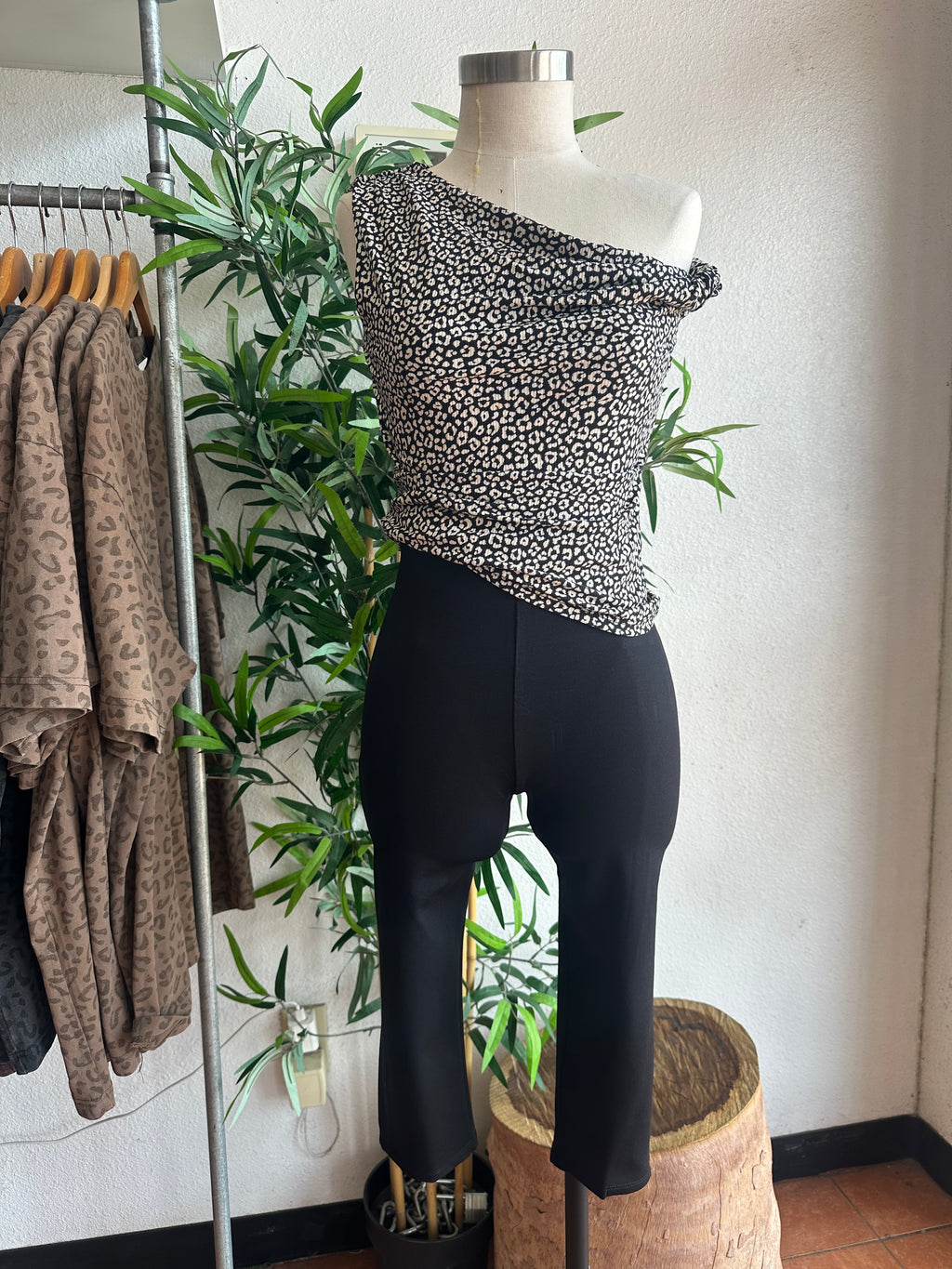 Sleeveless off the shoulder with twist detail
