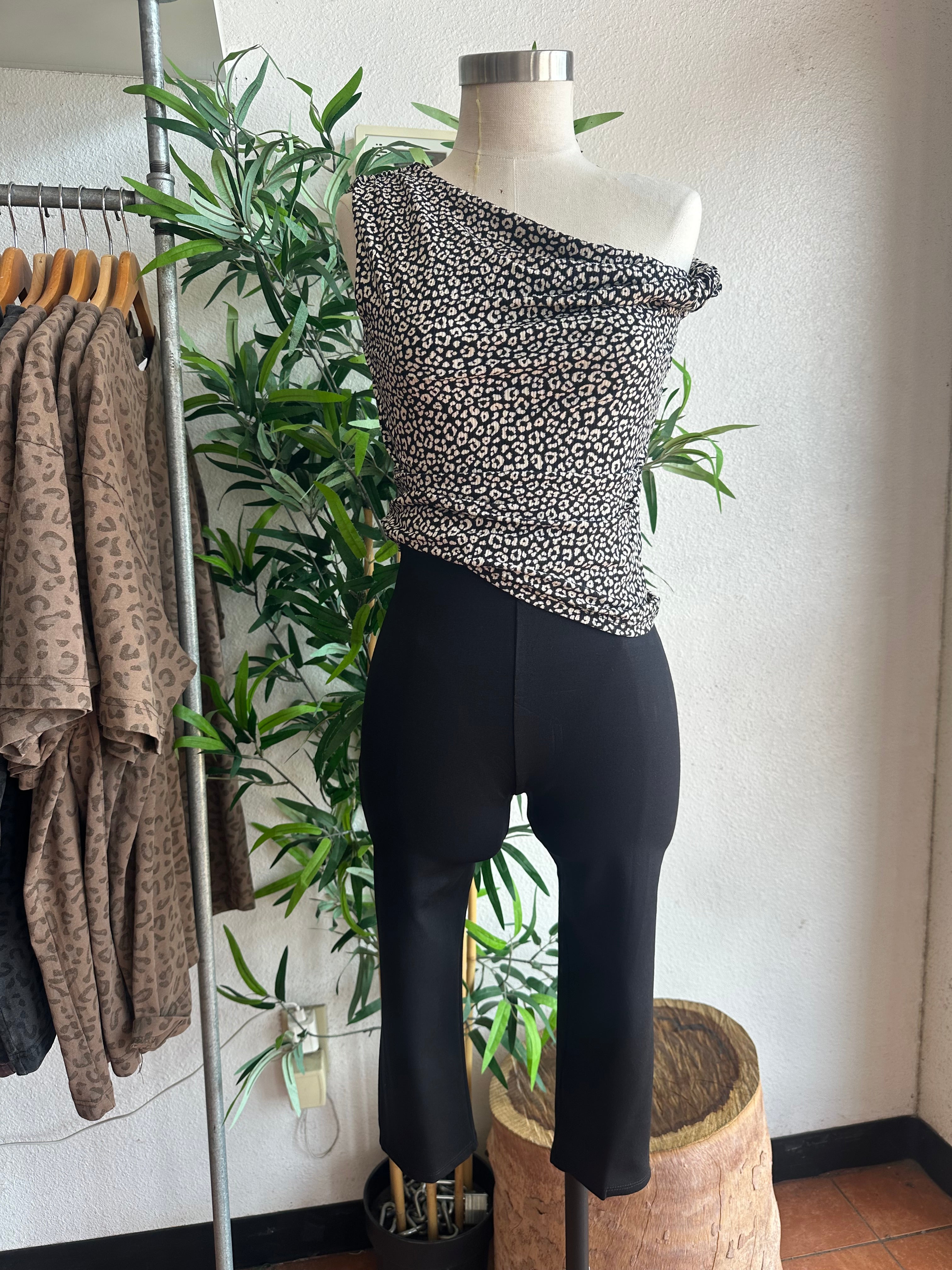 Sleeveless off the shoulder with twist detail