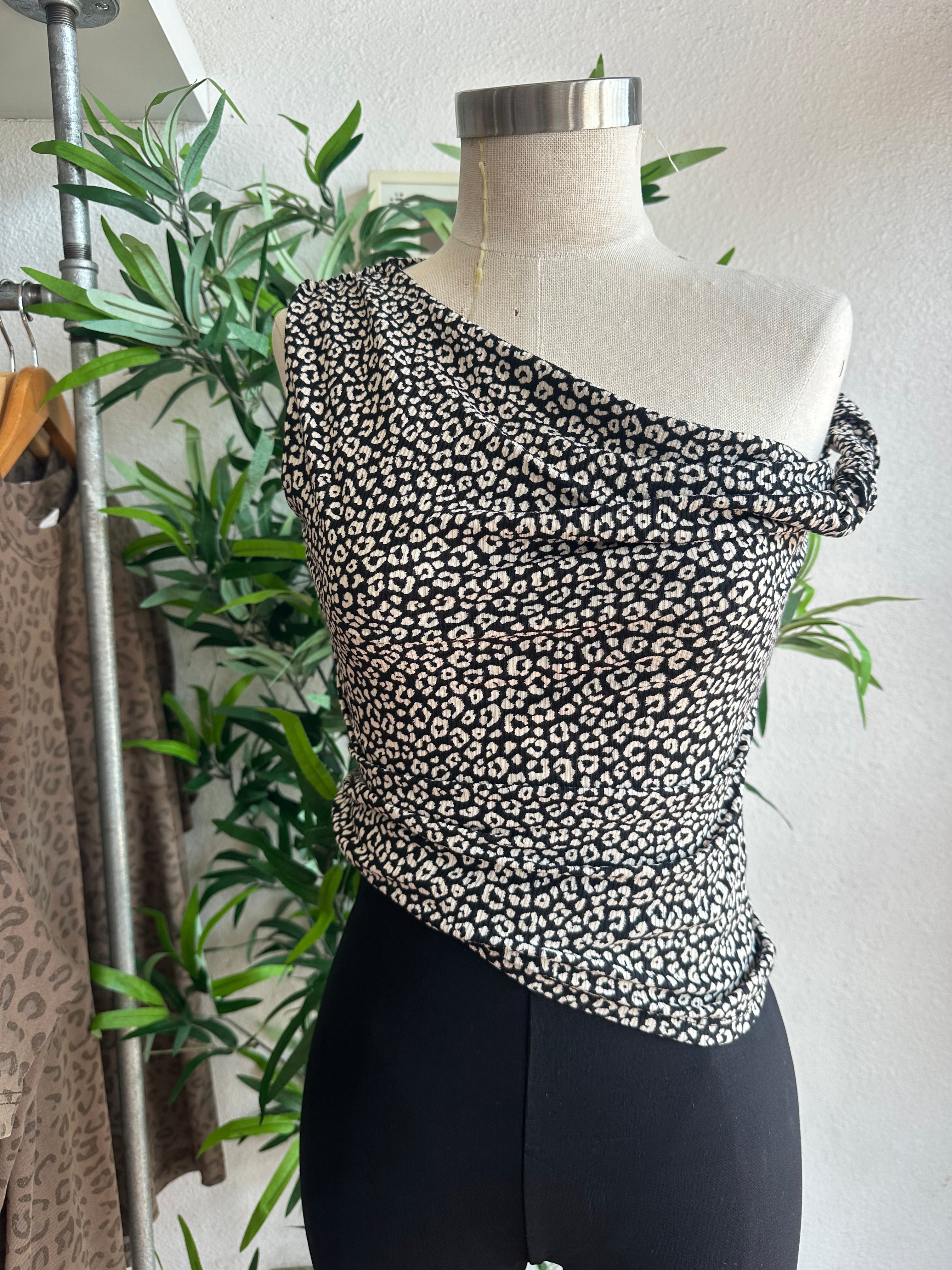 Sleeveless off the shoulder with twist detail