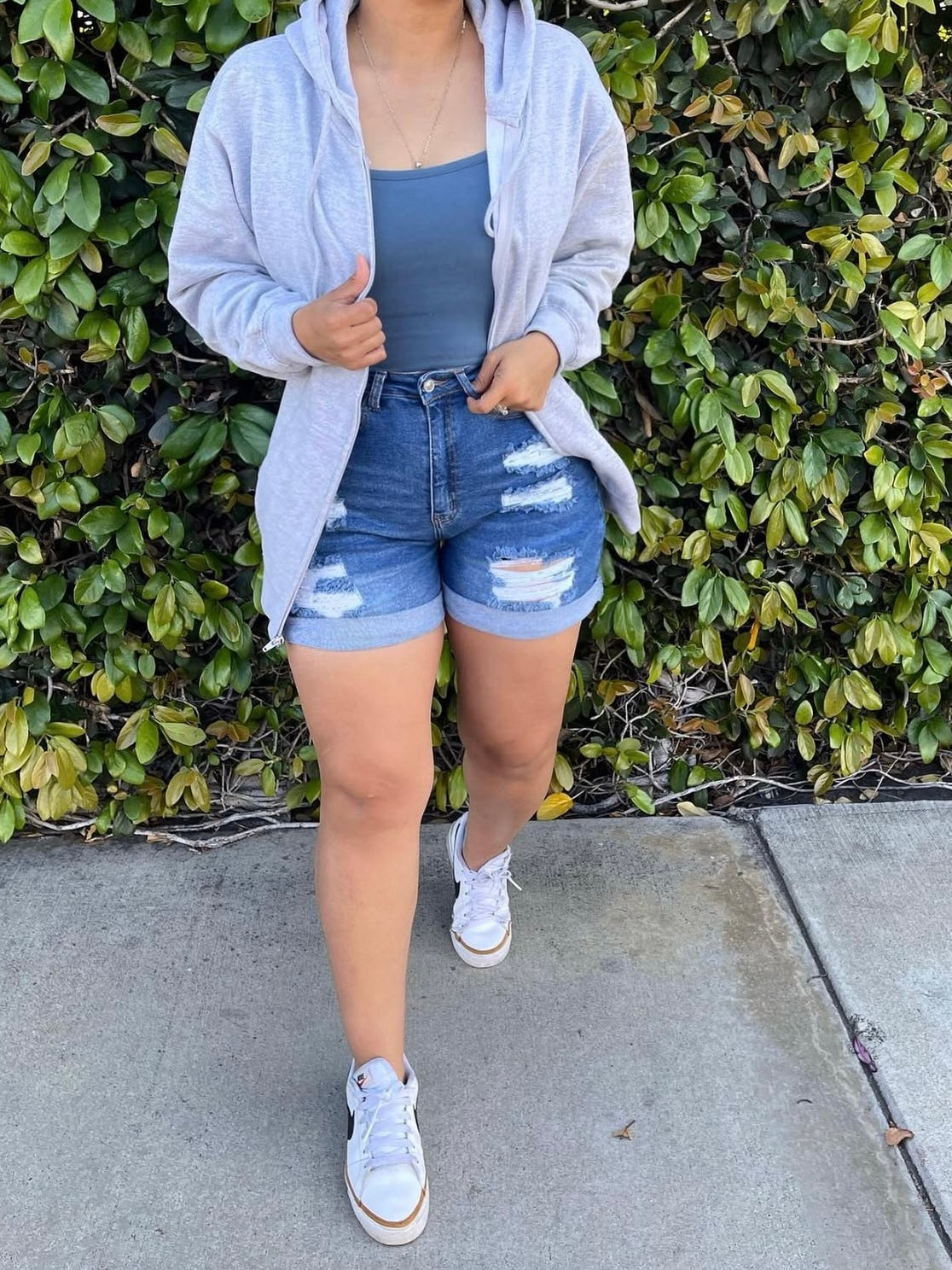 Distressed Mom Shorts (light wash)