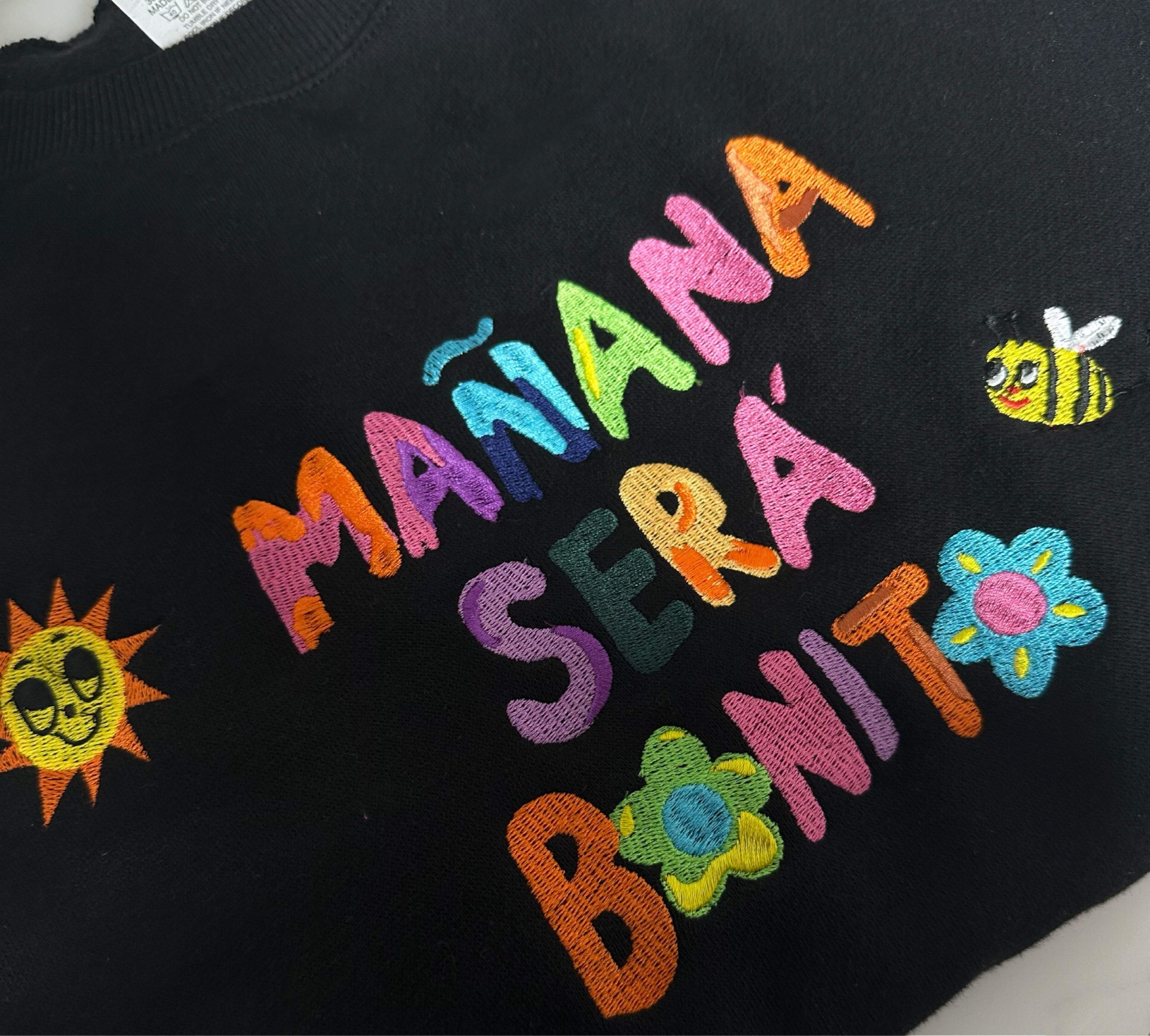 Mañana será bonito embroidered