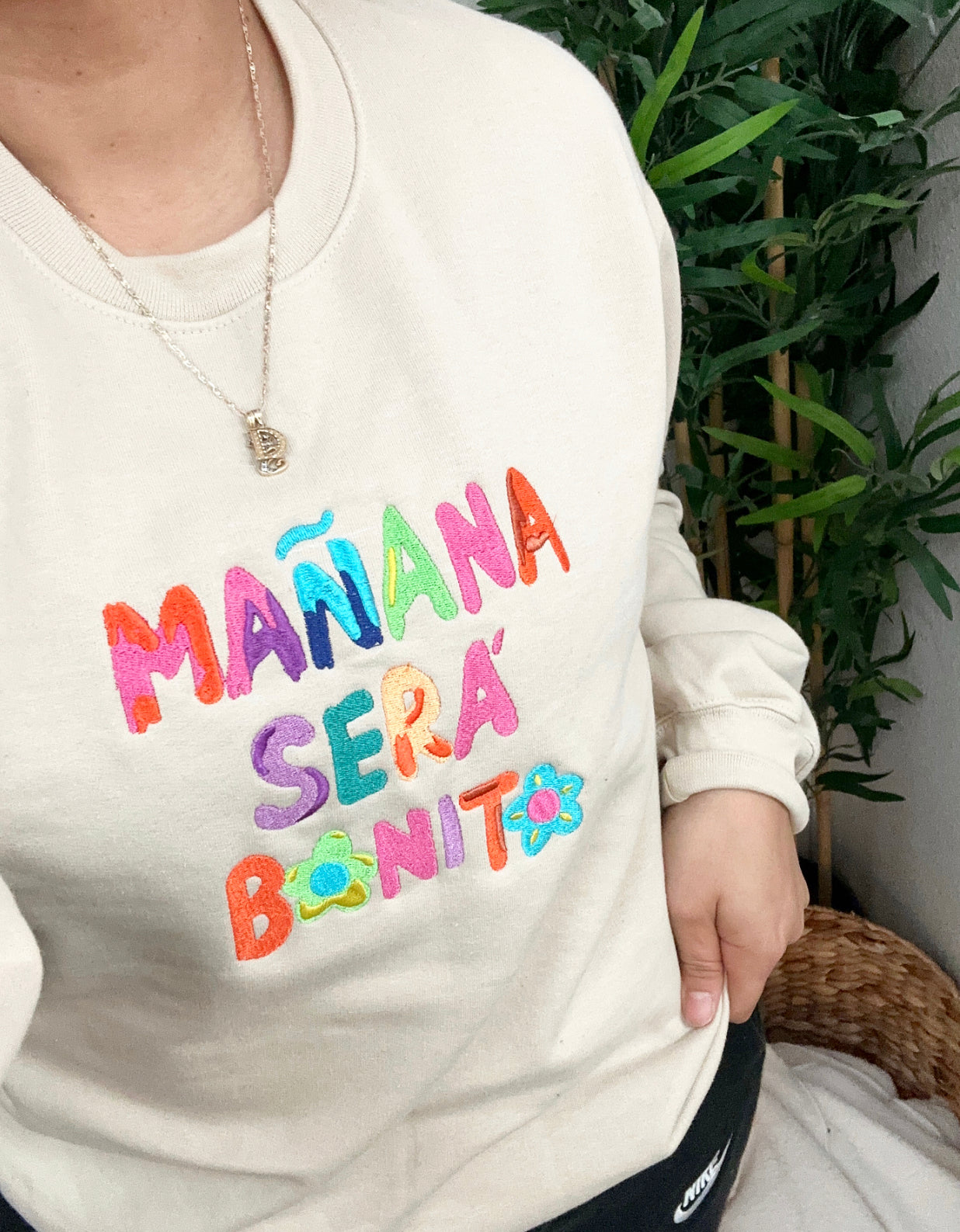 Mañana será bonito embroidered