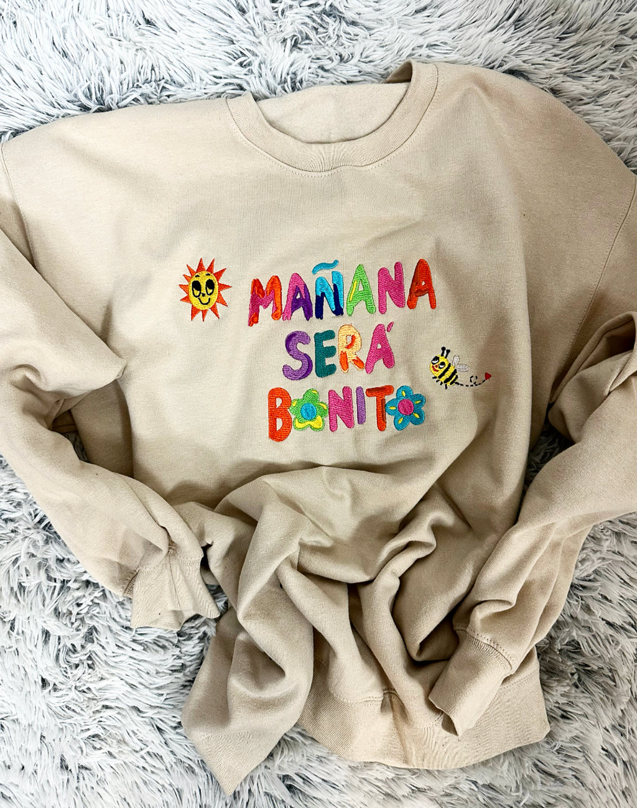 Mañana será bonito with sun and bee embroidered